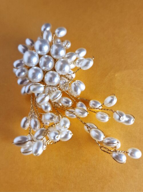 multi pearl style brooch with twist gold plated wire.