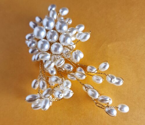 multi pearl style brooch with twist gold plated wire.