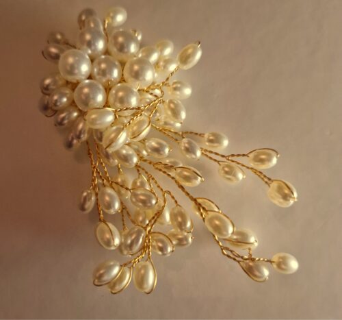 multi pearl style brooch with twist gold plated wire.