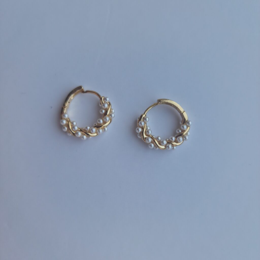 Formosity jewellery presents one of their products from their patience collection twisted gold plated pearl hoop earrings. These cute earrings have small pearl style beads intertwined with gold plated metal in a hoop shape. The earrings are made from stainless steel with plated 9 carat gold with a comfortable clasp fastener. 