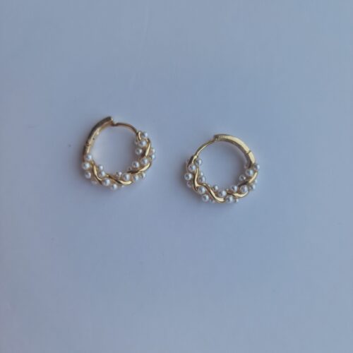 Formosity jewellery presents one of their products from their patience collection twisted gold plated pearl hoop earrings. These cute earrings have small pearl style beads intertwined with gold plated metal in a hoop shape. The earrings are made from stainless steel with plated 9 carat gold with a comfortable clasp fastener. 